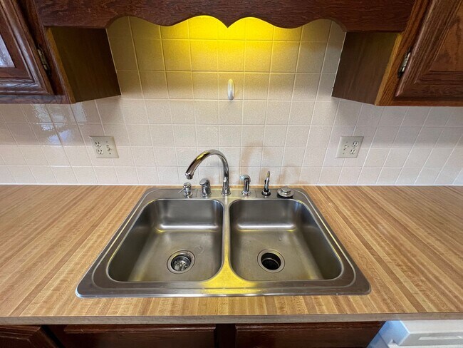 Building Photo - 3 Bedroom, 1.5 Bath Townhome W/ Attached S...