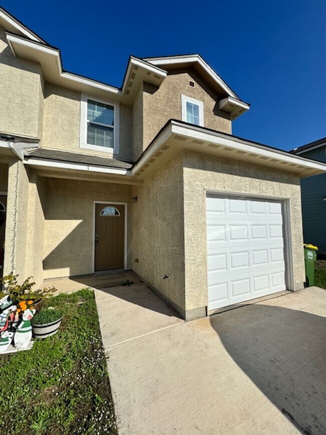 Building Photo - Elegant Townhome Ready for Move In - 3 BR 2.5 Bath - NE San Antonio (in Selma)