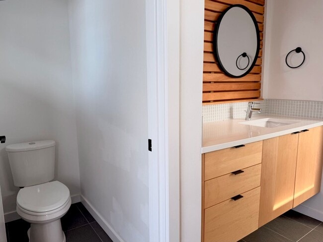 Building Photo - Modern 3-Level Townhome (2020) with Private Roof Deck & A/C