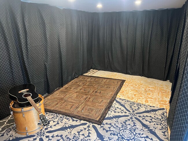 The studio - inside - 815 N 41st St