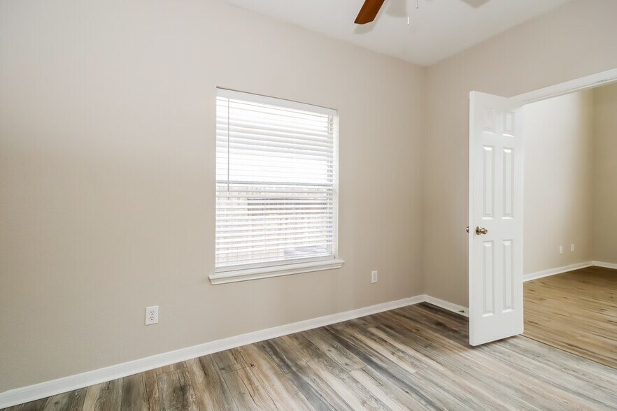 Building Photo - 13707 Broad Oaks Ln