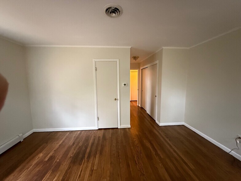 Master bedroom - 4387 NY-32