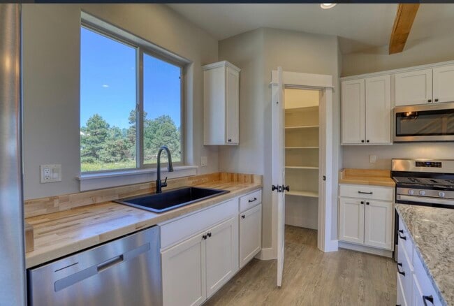 Building Photo - 27 Roosevelt Dr