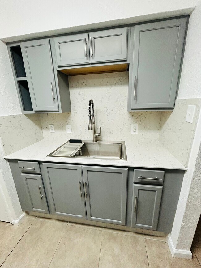 Building Photo - 5767 Belcrest St