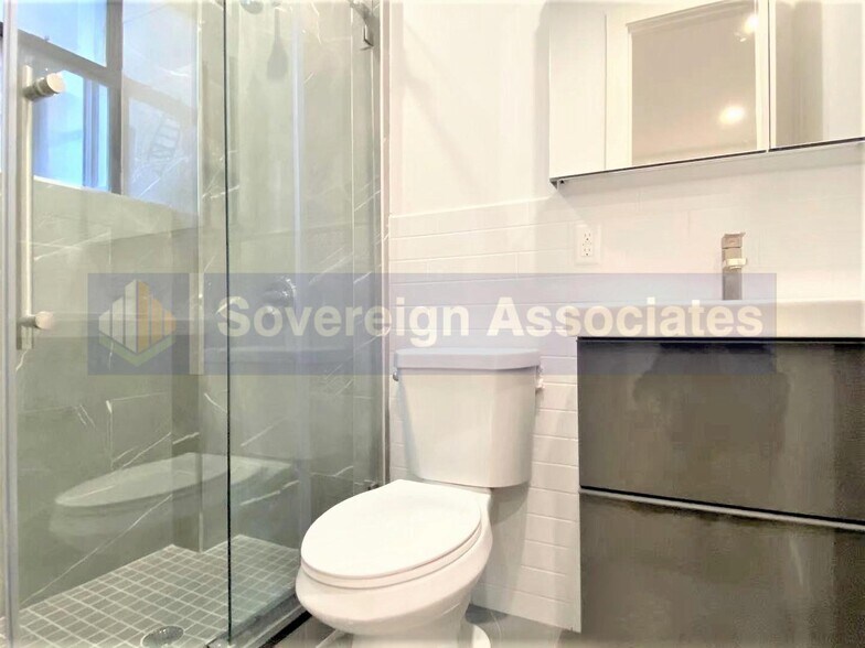 Building Photo - 45 Tiemann Pl