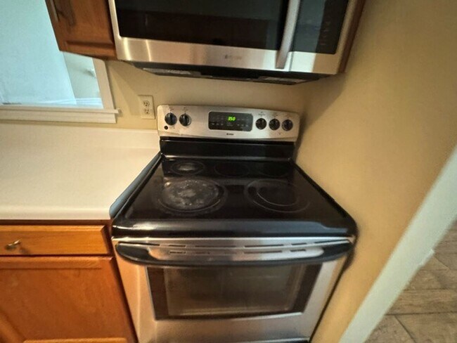 Building Photo - *** $200 OFF FIRST MONTH RENT ***