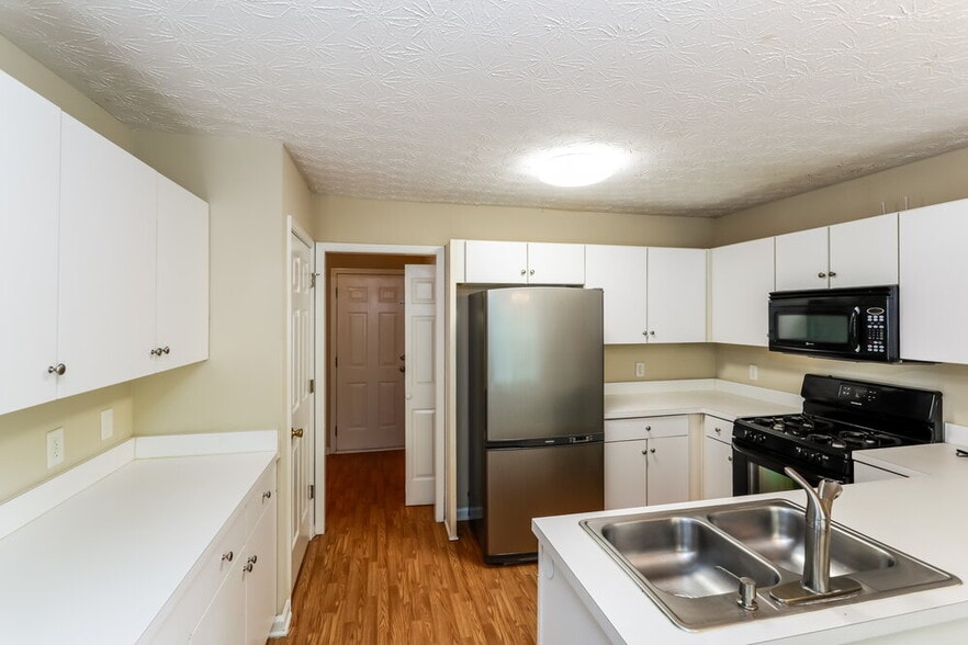 Building Photo - 300 Kentshire Pl NW