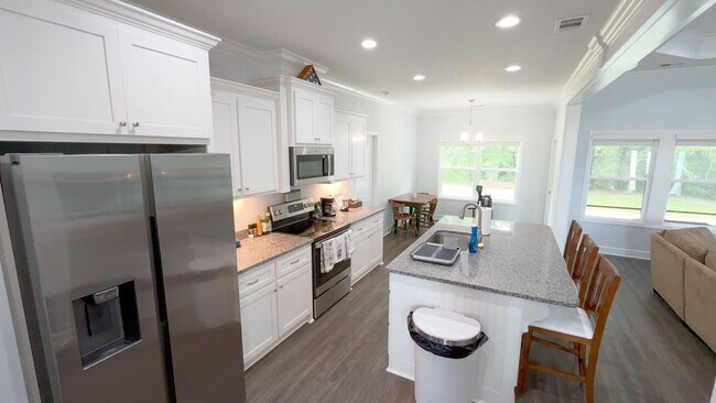 Building Photo - 4/3 fairly new & updated home!