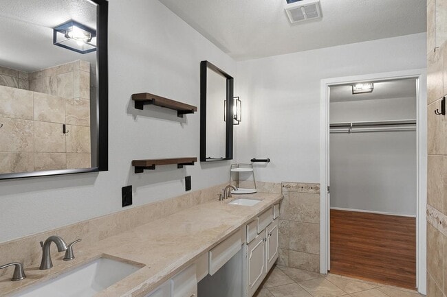 Building Photo - 21 Larkwood Ln