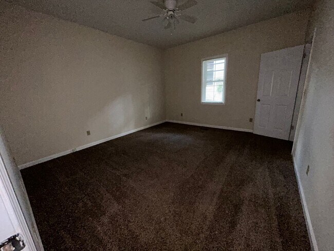 Building Photo - 108 Banks St