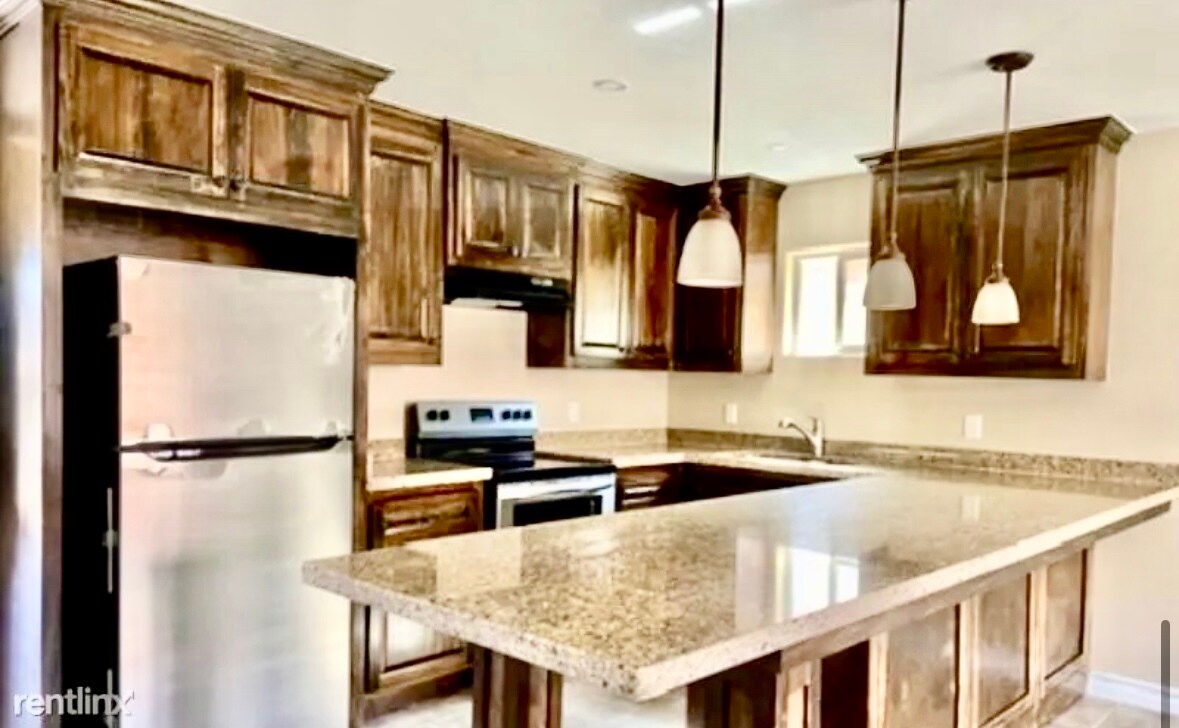 Building Photo - 2021 Treasure Oaks Dr