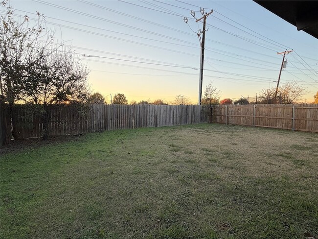 Building Photo - 830 W Colony Dr