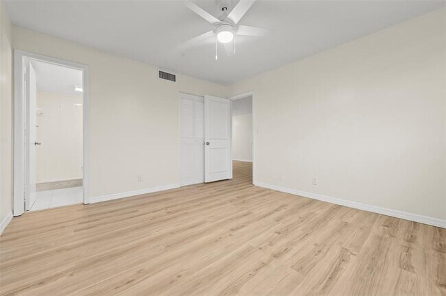 Building Photo - 689 NE 6th Ct