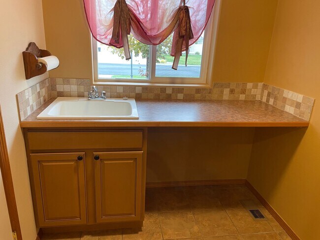 Building Photo - Well Maintained Home in Desirable Pelican Point Neighborhood!