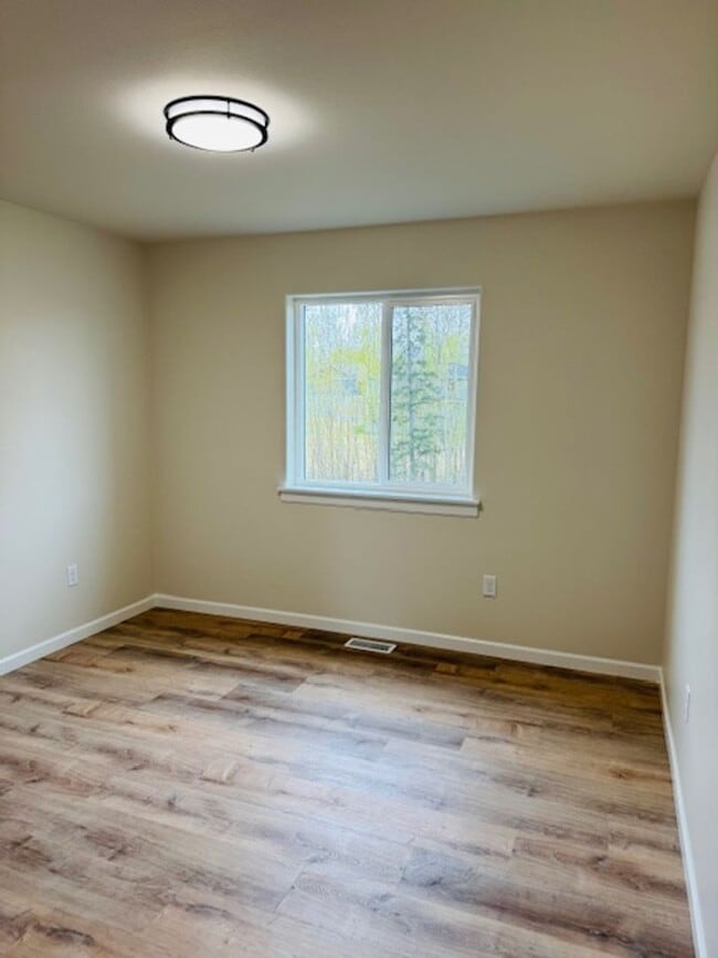 Building Photo - Brand New Duplex with upgraded finishes th...