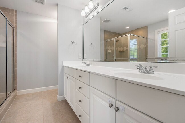 Building Photo - Gorgeous Lake Hogan Farms townhome available NOW!