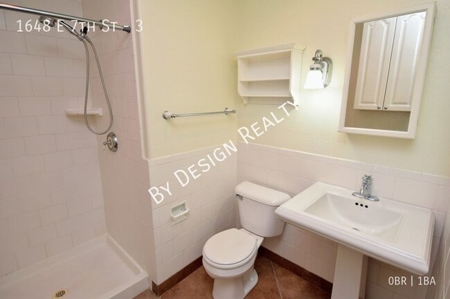 Building Photo - Studio Space with ALL UTILITIES INCLUDED - Walk to UofA