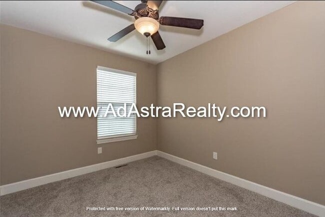 Building Photo - Gorgeous Like New KCMO Townhome-Available ...