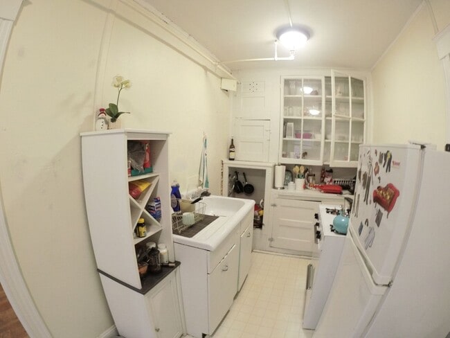 Building Photo - Spacious Studio - Pet Friendly - Close to ...