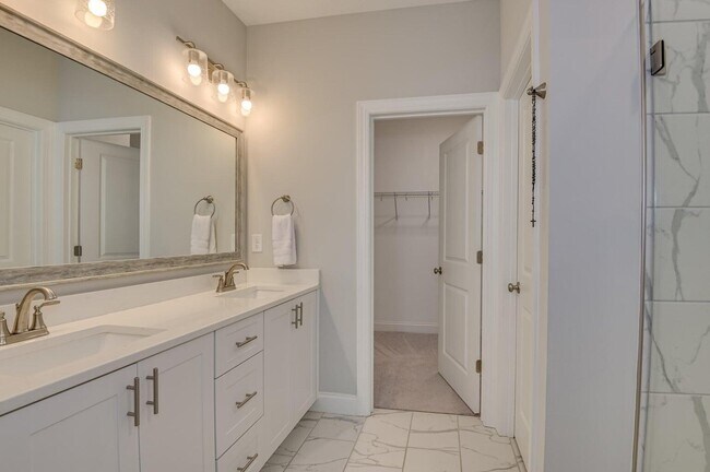 Building Photo - 596 Vinings Dr