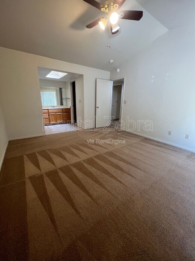 Building Photo - 3068 W Queens Cir