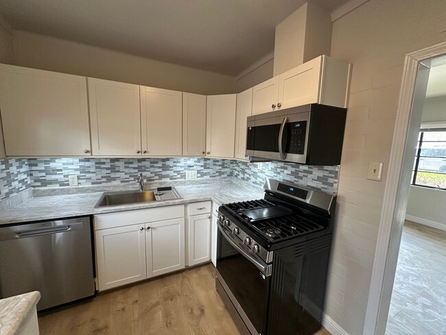 Building Photo - Charming 1-Bedroom Apartment in Short Acre...