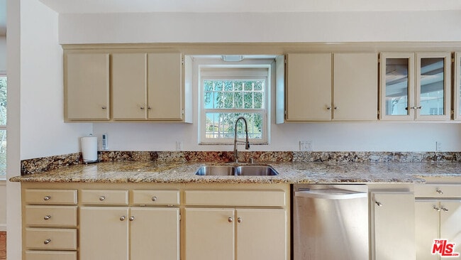 Building Photo - 1107 S Bundy Dr