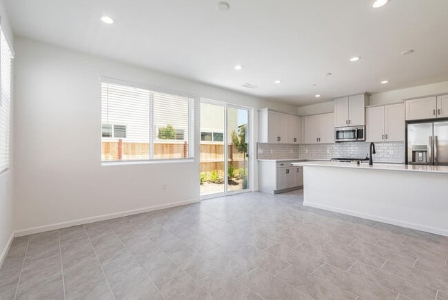 Building Photo - New Tesoro Viejo home with 3 bedrooms, 3 b...