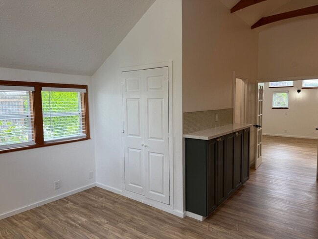 Building Photo - Luxury 1 bedroom 1 bath duplex in a great neighborhood!