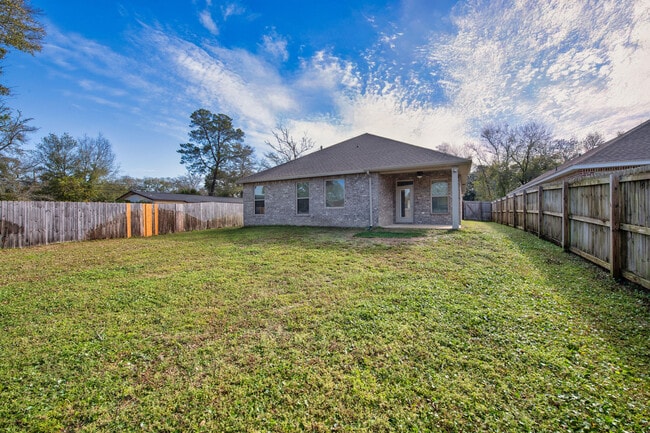 Building Photo - 702 Shady Ln Dr