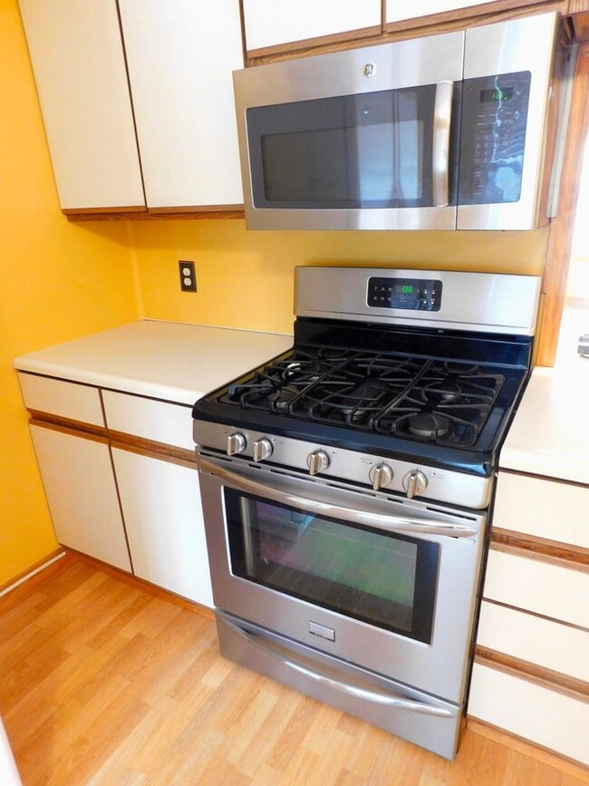 Building Photo - 3 Floor Condo Located In Country Setting -...