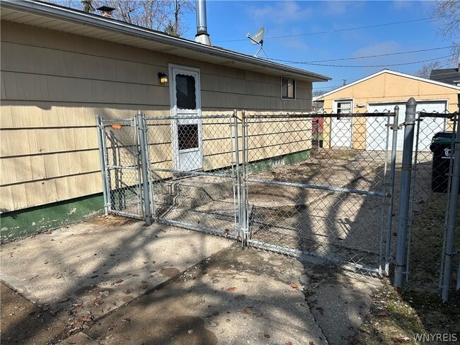 Building Photo - 128 Bannard Ave