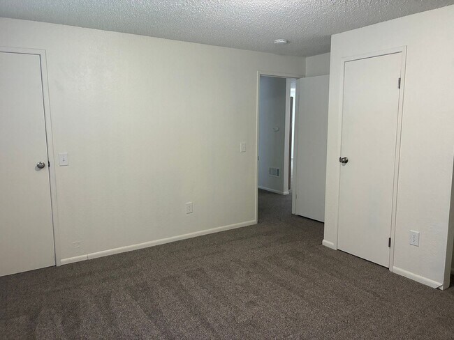 Building Photo - 516 N Flora Rd