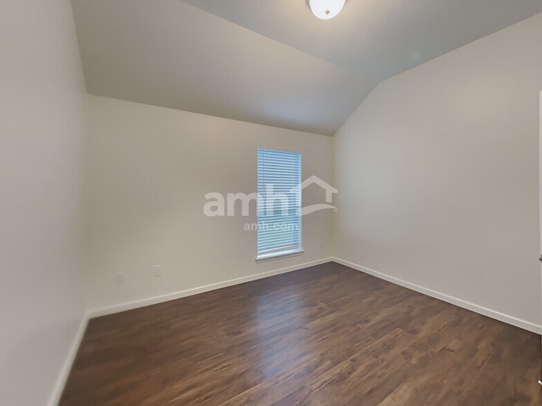 Building Photo - 2515 Pioneer Oaks Dr
