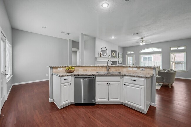 Building Photo - 5714 Overton Park Dr