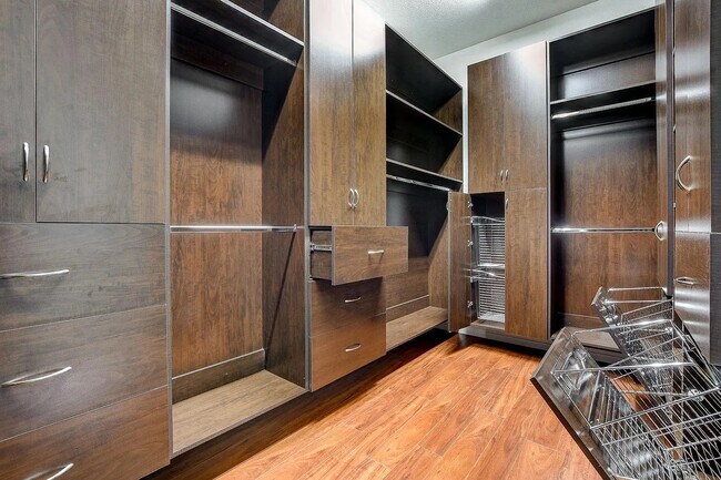 Customized Large Closet walk in - 3034 Constable St