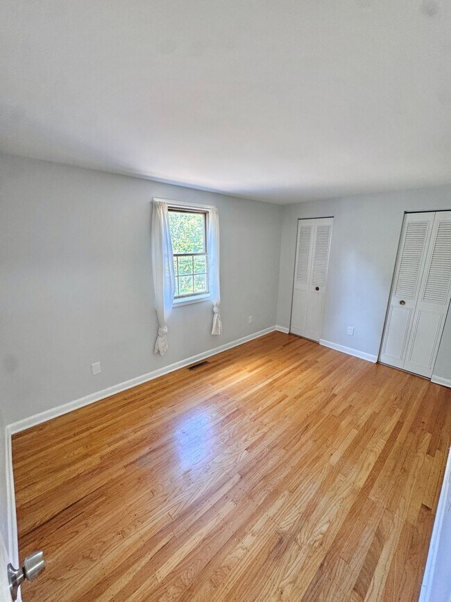 Building Photo - SUPER CLEAN THREE BEDROOM TOWNHOME
