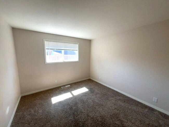 Building Photo - 7168 Lawnridge St NE