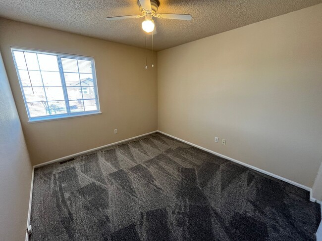 Building Photo - 3 bed/2.5 bath Available now! Milestone RES