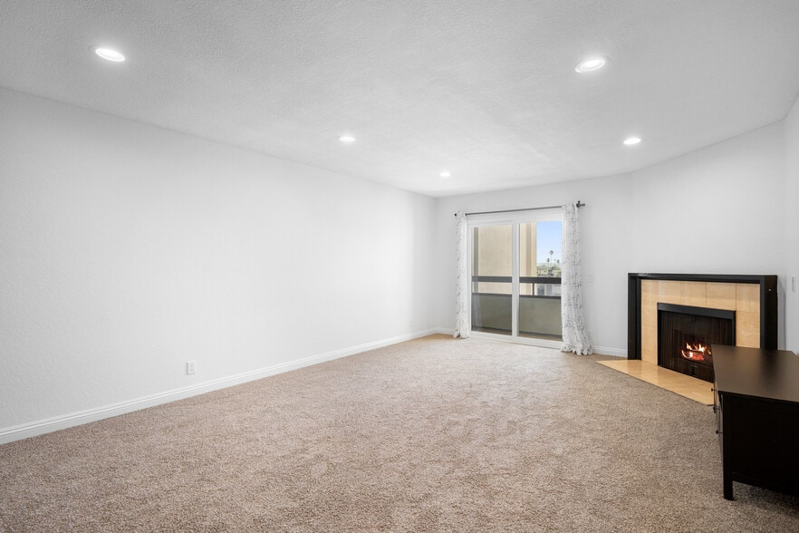Building Photo - 460 Oak St
