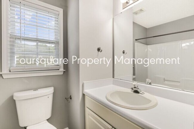Building Photo - End Unit Town Home | 2nd Floor Loft | Wash...