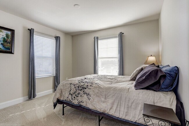 Building Photo - Massive 4 BR/2 Full BA & 2 Half BA EOG Tow...