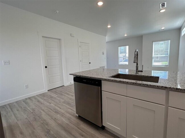 Building Photo - 960 Ventnor Ave
