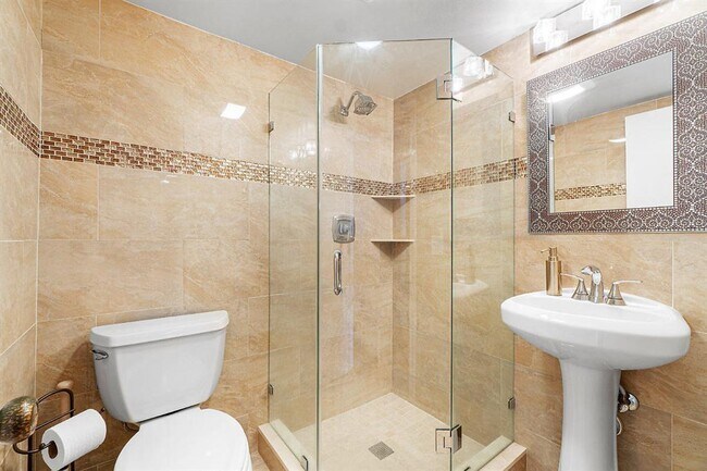 Building Photo - 800 SE 20th Ave