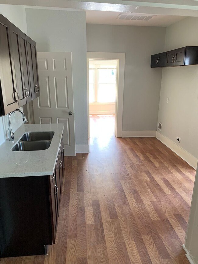 Primary Photo - 1294 Cartwright St