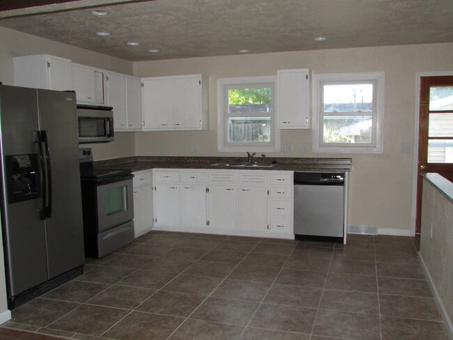 Building Photo - 3 BEDROOM | 2 BATH | DOUBLE CAR GARAGE | W...