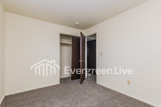 Building Photo - Currently accepting applications!