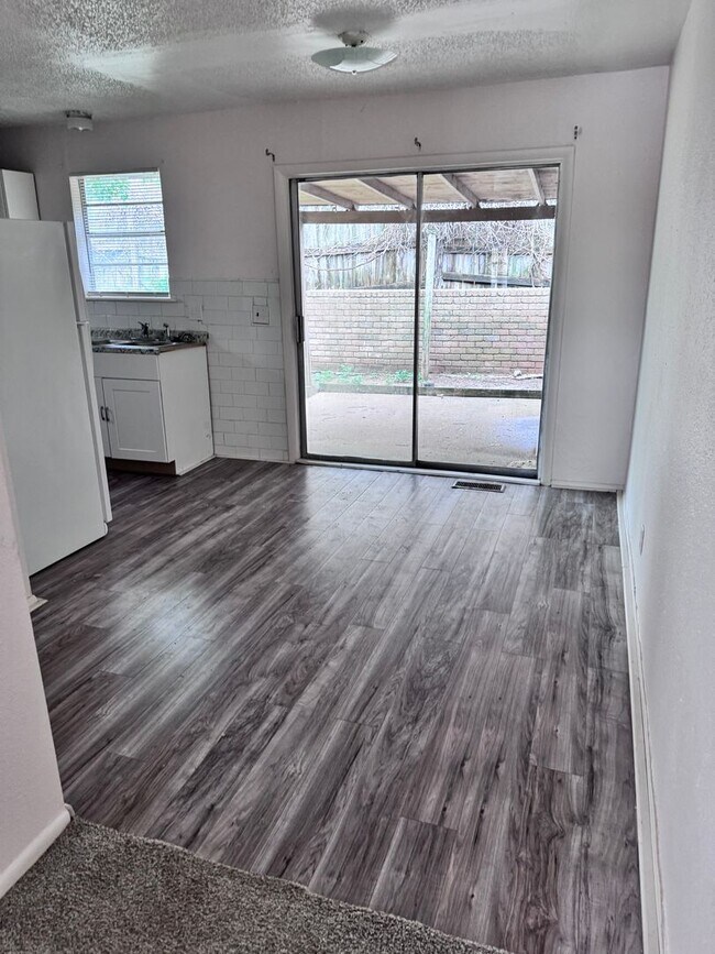 Building Photo - 2 Bedroom 1 Bath Duplex