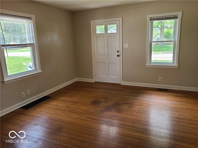 Building Photo - 5838 Rosslyn Ave