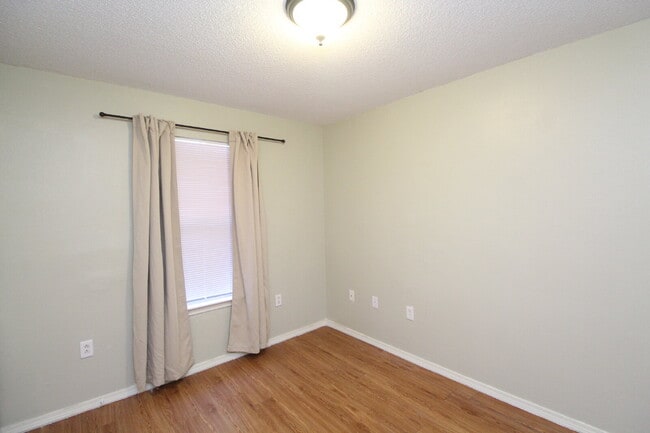 Building Photo - Updated 2BR Home with New Appliances Near Downtown – HUD Accepted